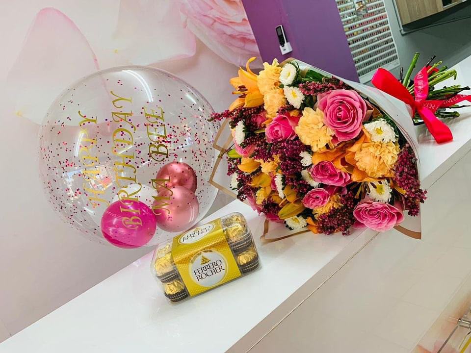 Boquet With Balloon & Chocolate